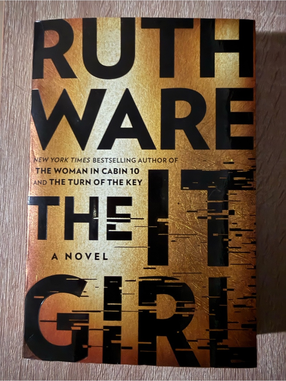 Ruth Ware — The It Girl (Gold & Black Paperback Novel)